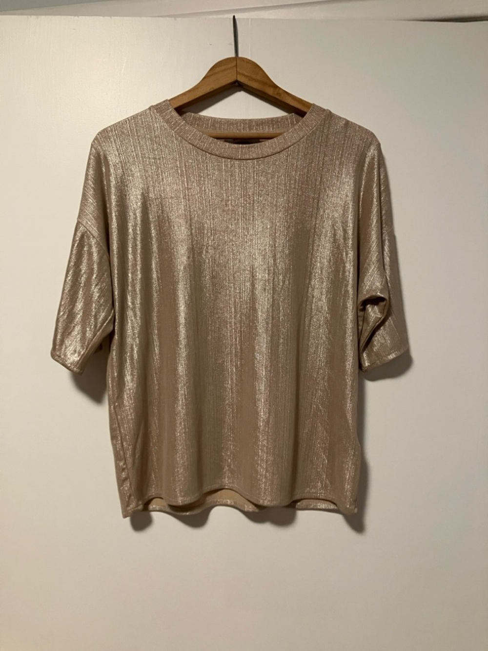 per una Metallic Short-Sleeve Crewneck Top - Champagne Gold - Oversized
